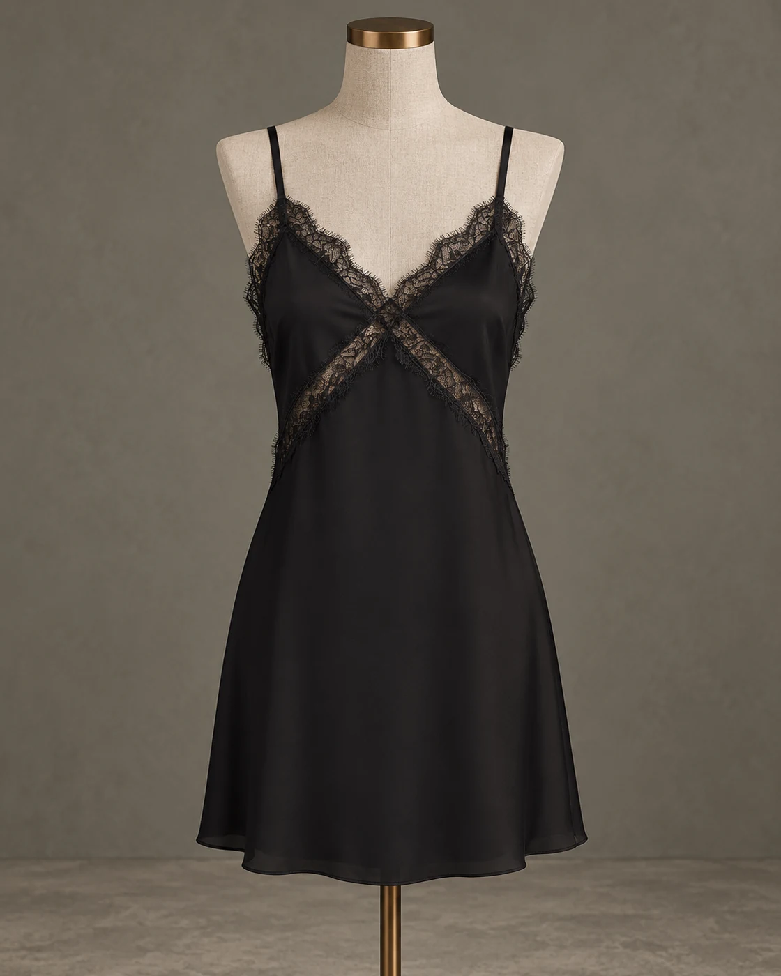 Vestido corto con detalle de encaje, vista frontal