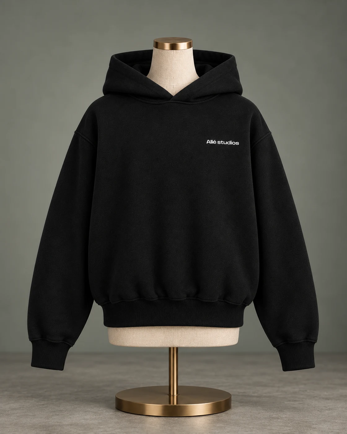 Sudadera negra con capucha, vista frontal
