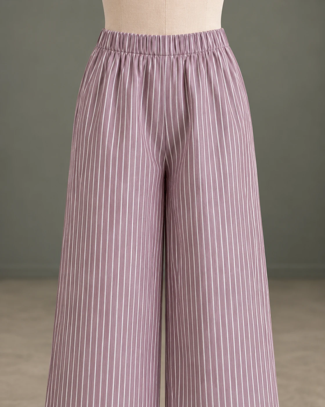 Wide-leg trousers detail
