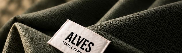 Etiqueta tejida de Alves Textile Company sobre tejido jacquard verde
