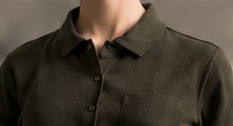 Detalle del cuello de un polo verde oscuro